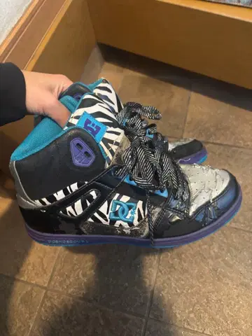 DC 제브라 패턴 하이컷 스니커즈