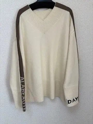 새상품 이번 시즌 에이미 로우 로고 포인트 배색 라인 니트