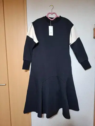 블랙x아이보리 긴팔 플레어 원피스