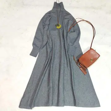 컨디션 최상 미사용급 어반리서치 로쏘 터틀넥 플레어 원피스 그레이