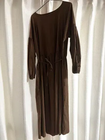 Alumu. 브라운 긴팔 원피스