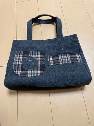 [ MARY QUANT ] 다크 그레이 체크 무늬 포켓 토트백
