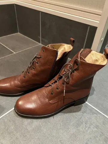 브라운 가죽 레이스업 부츠