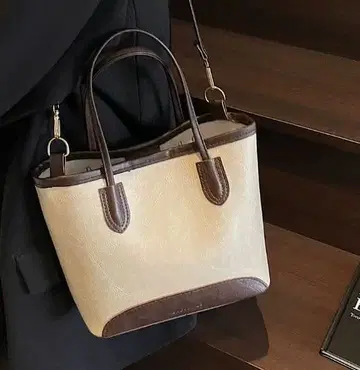 베이지와 브라운의 토트백