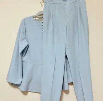 [ 그린 라벨 릴랙싱 ] 파우드레 페플럼 블라우스 & 테이퍼드 팬츠 세트