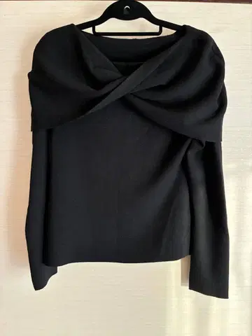 새상품 셀포드 블랙 니트 긴팔 오프숄더 상의