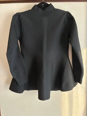 새상품 프로포션 바디 드레싱 블랙 하이넥 플레어 니트 상의