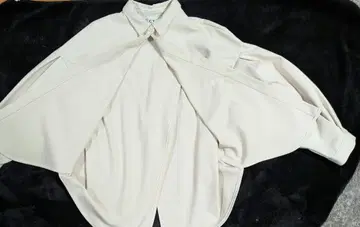 크림색 긴팔 셔츠 턱 포함