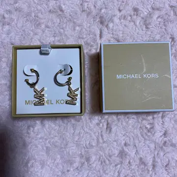 MICHAEL KORS 골드 로고 후프 귀걸이