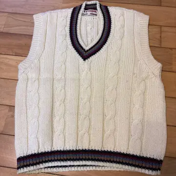 울 100% 케이블 짜임 V넥 니트 베스트