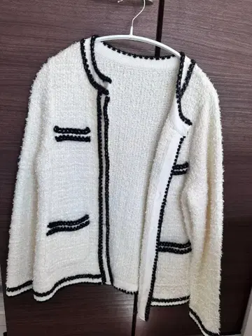 Apuweiser-riche 노카라 자켓 화이트