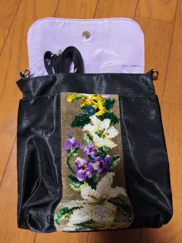 꽃무늬 자수 블랙 숄더백 아른죠