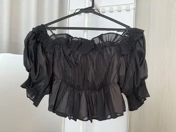 [ SNIDEL ] Sustainable 개더 오프숄더 블라우스 BLK