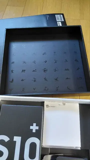 도코모 핸드폰 올림픽 기념 모델의 빈 박스입니다. 본체는 없습니다.