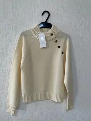 사리아 크롭 기장 금 장식 버튼 스웨터