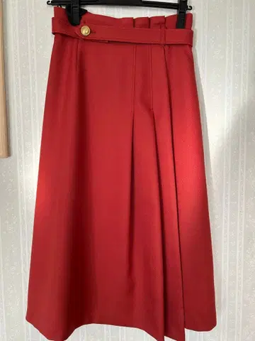 주홍색 스커트 플리츠 디자인