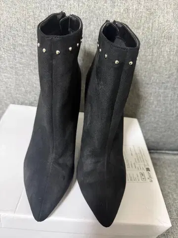 미사용 새상품 블랙 스웨이드 스터드 부티 24cm