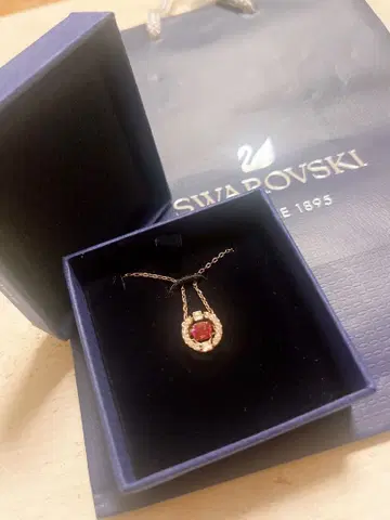 Swarovski 핑크 크리스탈 목걸이 쇼핑백(종이 봉투) 포함