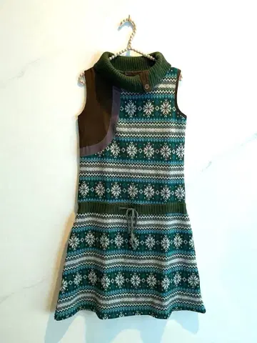 그린 계열 슬리브리스 니트 튜닉