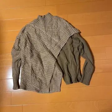 베이지 케이블 니트 하이넥 스웨터