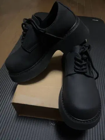 통굽 청키힐 더비 슈즈