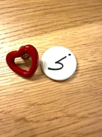 agnes b. 아네스베 핀 배지 & 캔뱃지 세트 하트/로고