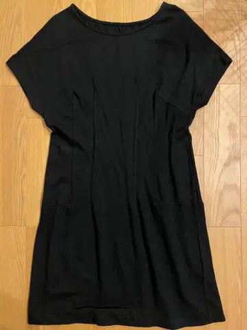 블랙 반팔 무릎 기장 원피스