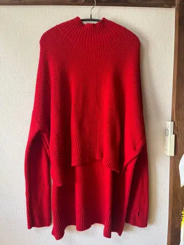 ROCCO 빨간색 사이드 슬릿 하이넥 니트