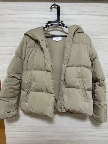 베이지 후드 부착 숏 기장 다운 자켓