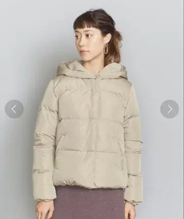 베이지 후드 부착 숏 기장 다운 자켓