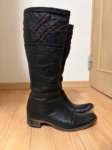 블랙 가죽 자수 롱 부츠