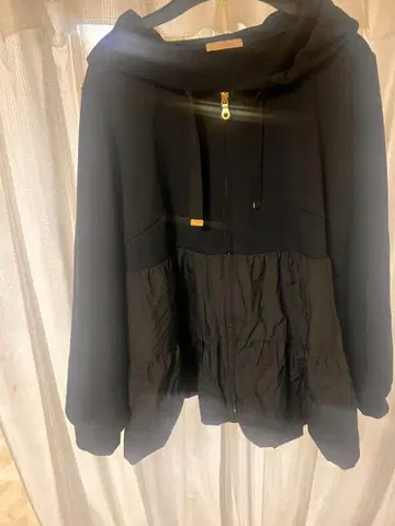 Rose Tiara 블랙 후드 부착 후드티