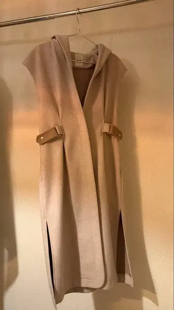 베이지 후드 부착 베스트