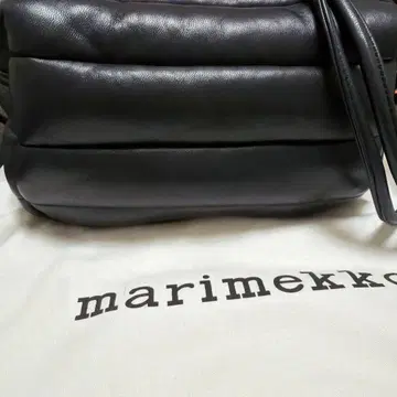 marimekko 블랙 숄더백 쿠션 디자인