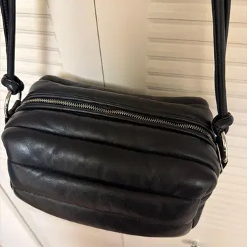 marimekko 블랙 숄더백 쿠션 디자인