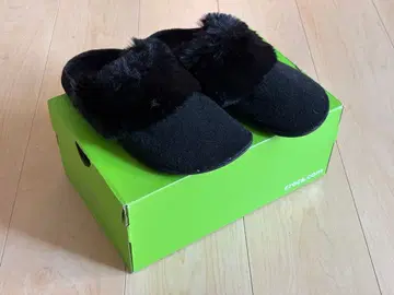 Crocs 블랙 퍼 샌들 W8M6