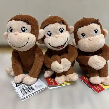 호기심 많은 조지 앉은 포즈