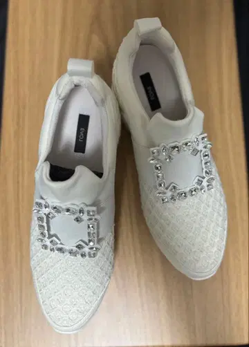 EVOL 비쥬 장식 화이트 슬립온 스니커즈