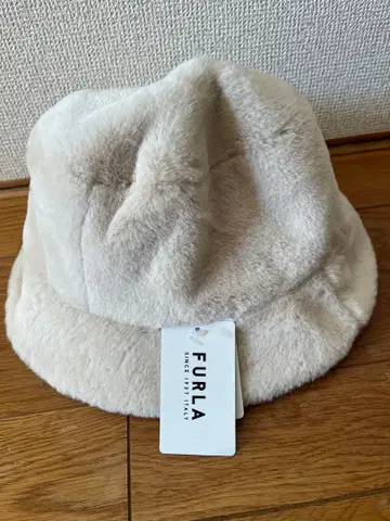 [ 새상품 ] FURLA 인조 모피 버킷 햇 아이보리