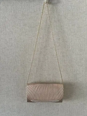 비쥬 장식 플리츠 디자인 클러치백