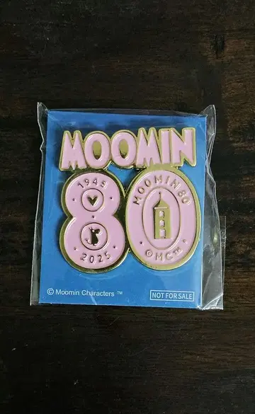 무민 80주년 핀 배지
