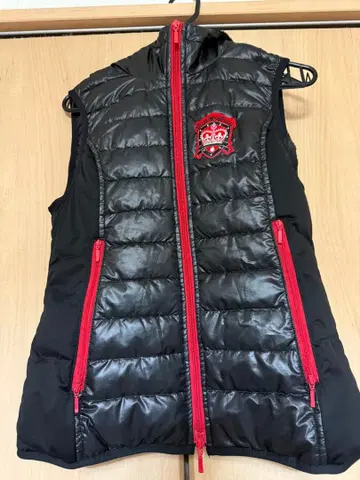 다운 베스트 블랙과 빨간색 후드 부착