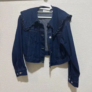 프릴이 달린 다크 블루 데님 자켓