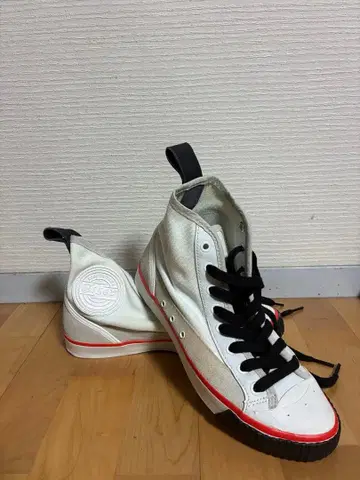 오니츠카타이거와 안드레아 폼필리오의 콜라보레이션 스니커즈