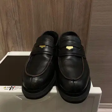 sacai 비브람 밑창 가죽 코인 로퍼