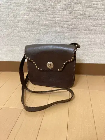 브라운 가죽 숄더백 스터드 장식