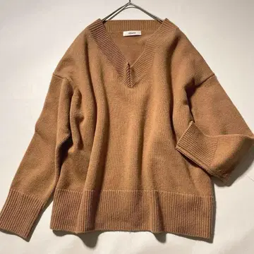 [ 새상품급 ] ebure 에어리 슈퍼 울 V넥 니트 풀오버