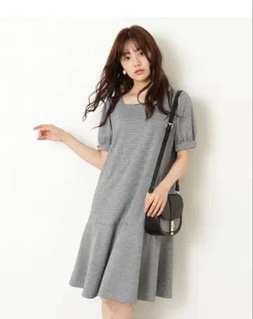 그레이 반팔 A라인 무릎 기장 원피스