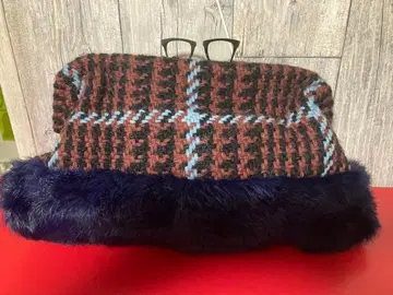 체크 무늬 퍼 포함 핸드백