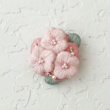 핑크색 작은 꽃 자수 브로치